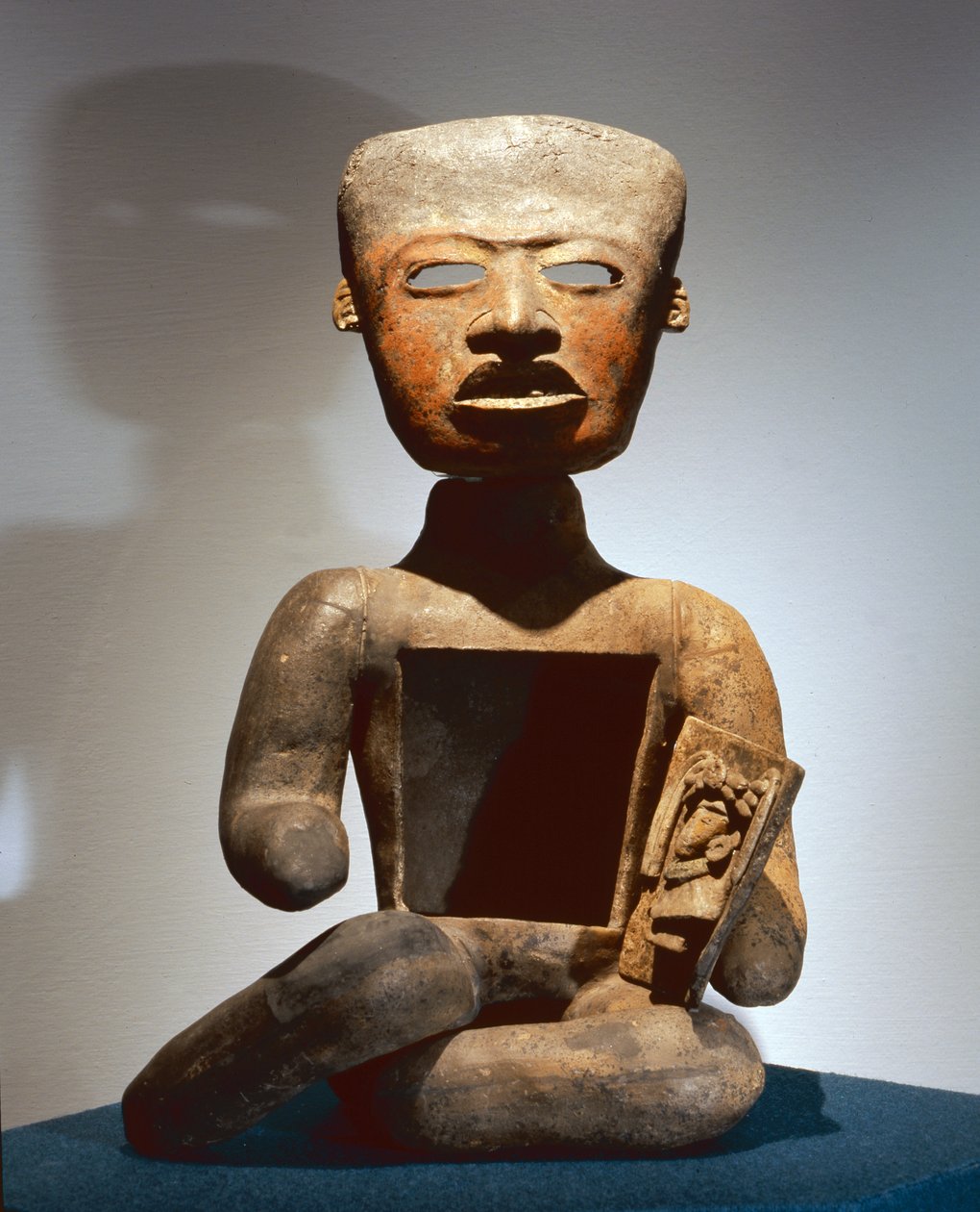 Figura sentada com o estômago aberto para receber ofertas (terracota) de Teotihuacan
