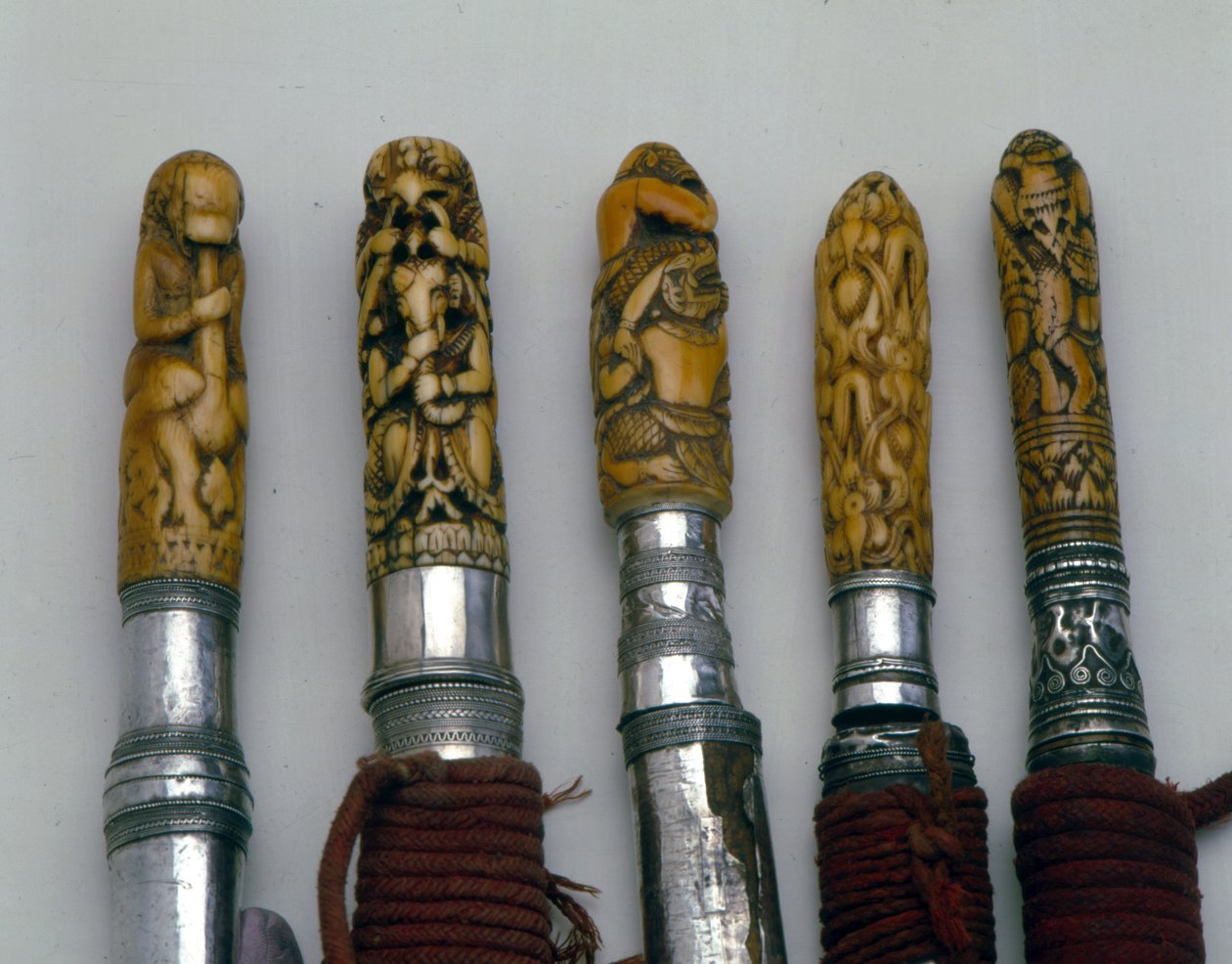 Caneta ornamental e alças de espada, norte da Tailândia (prata e marfim) de Thai
