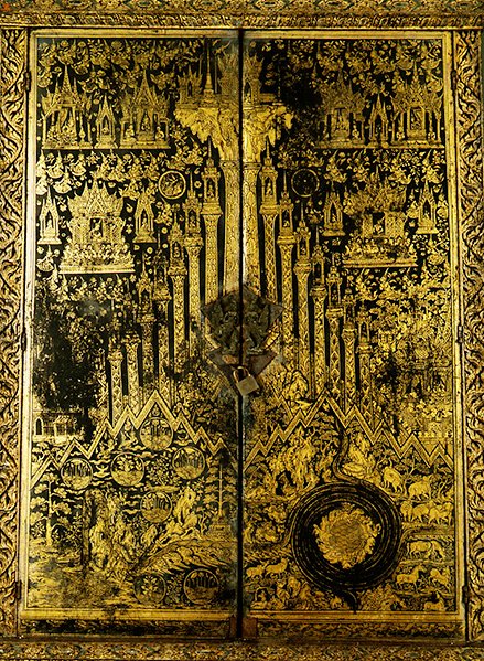 Armário decorado com "Os Três Mundos" (ouro e verniz) de Thai School