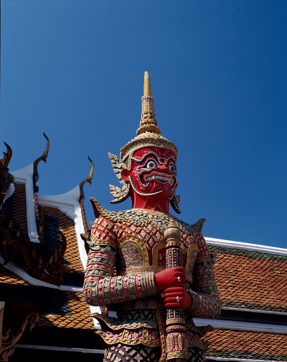 Detalhe de um diabo a guardar a porta de Thai School