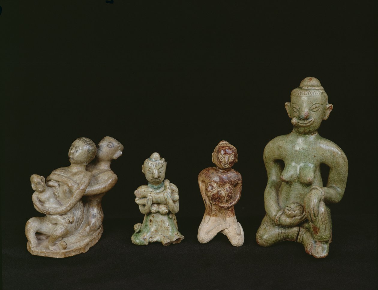 Figurinhas de uma mãe e filho (terracota) de Thai School