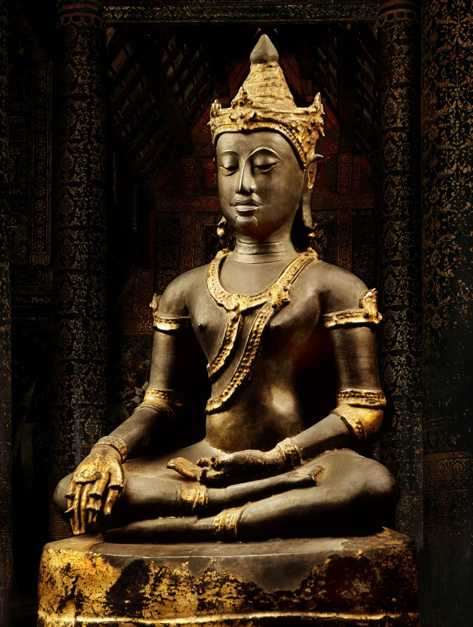 Lanna Buddha adornado com regalia de Thai School