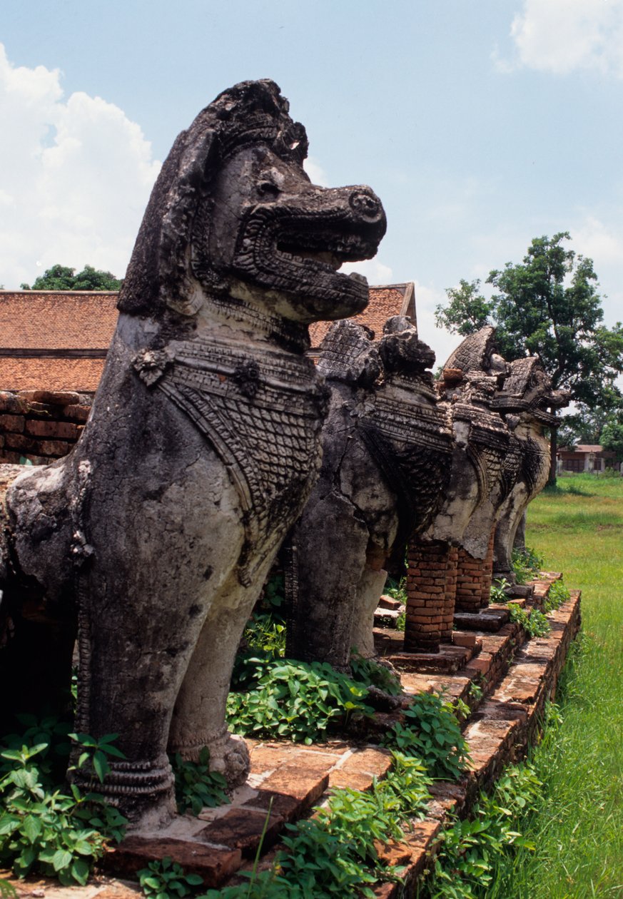 Figuras de guardiões de pedra semelhantes a leões construídas em torno da base da stupa de Thai School