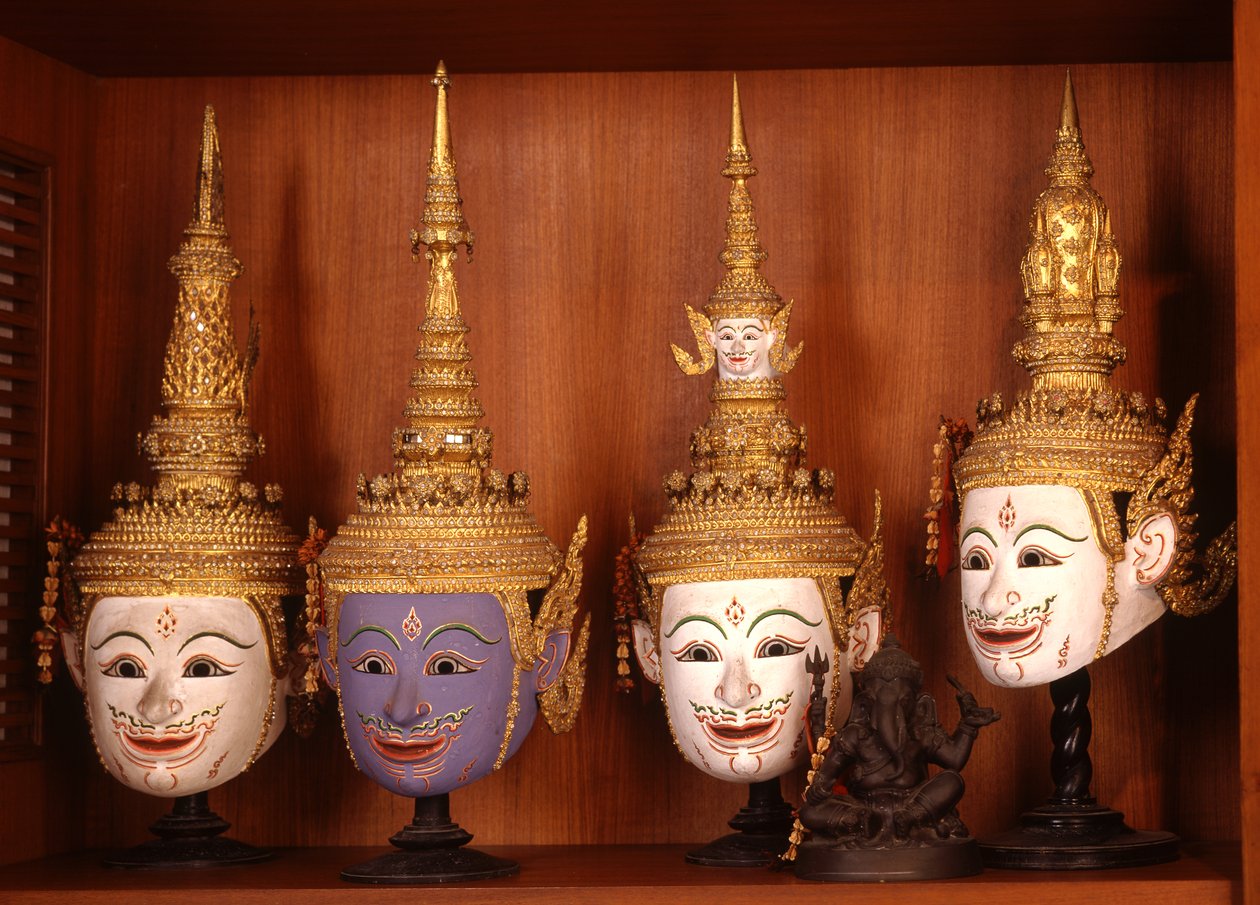 Máscaras para o teatro Khon (cerâmica e metal) de Thai School