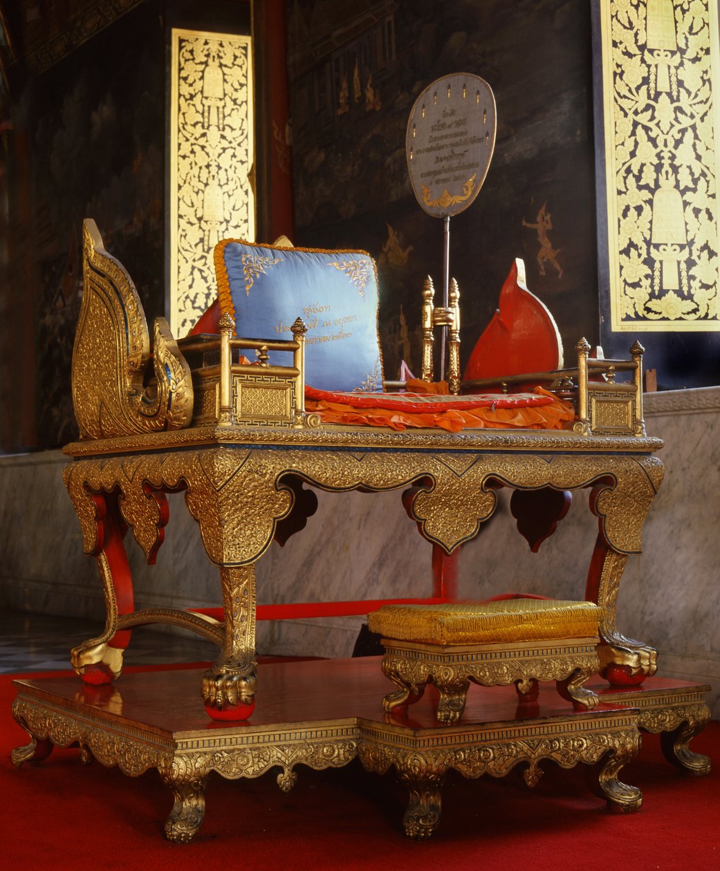 Cadeira de pregação (madeira e metal) de Thai School