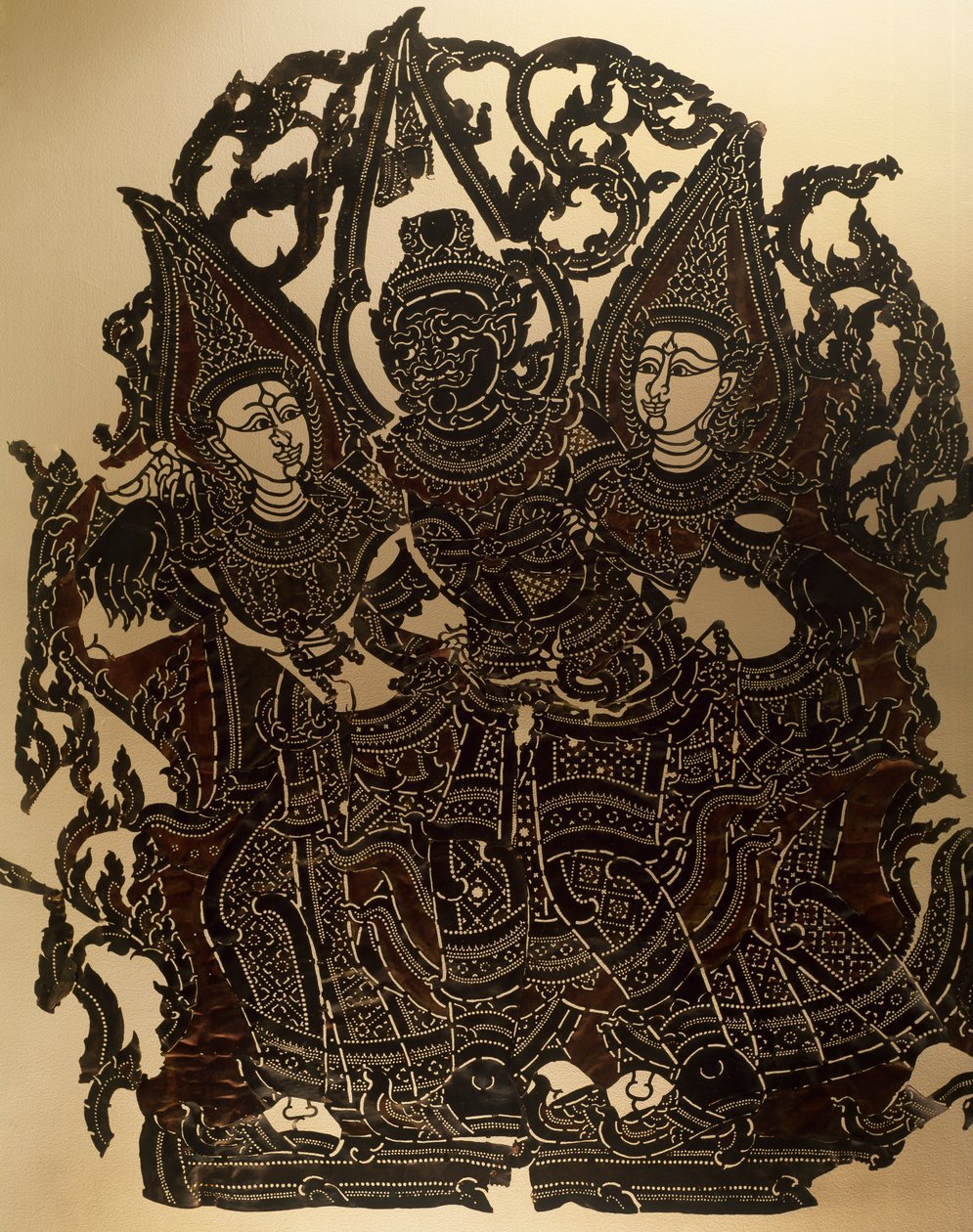 Cena do teatro de bonecos Nang Yai representando Dasakantha e suas esposas, painel de couro esculpido, Tailândia, Civilização Tailandesa de Thai School