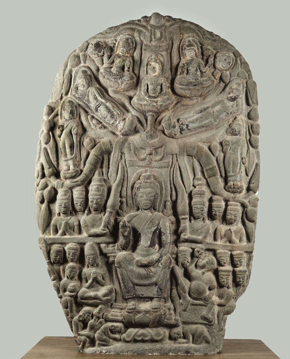 Estela com Buda e divindades adoradoras, Período Davaravati de Thai School