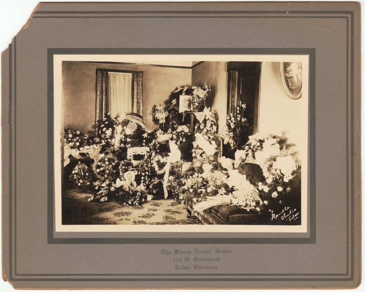 Impressão fotográfica de arranjos florais fúnebres para Samuel M. Jackson Jr., setembro de 1928. de The Blanch Randle Studio