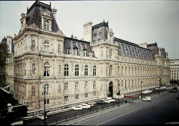 Fachada posterior do Hotel de Ville, construída em 1873-82 de Theodore and Deperthes Ballu