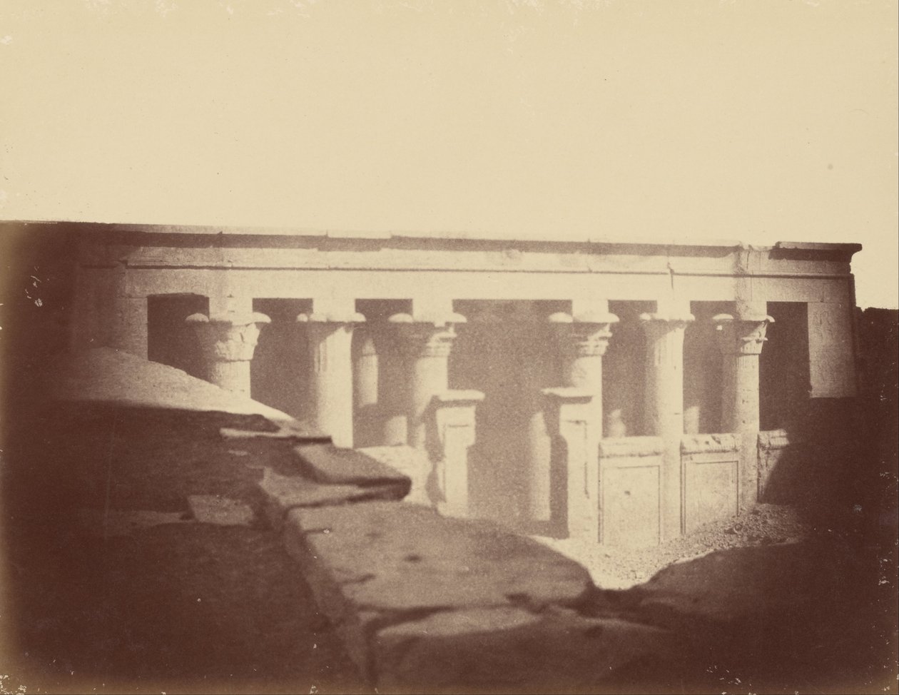 Vista frontal da sala principal do Templo de Edfu de Théodule Devéria
