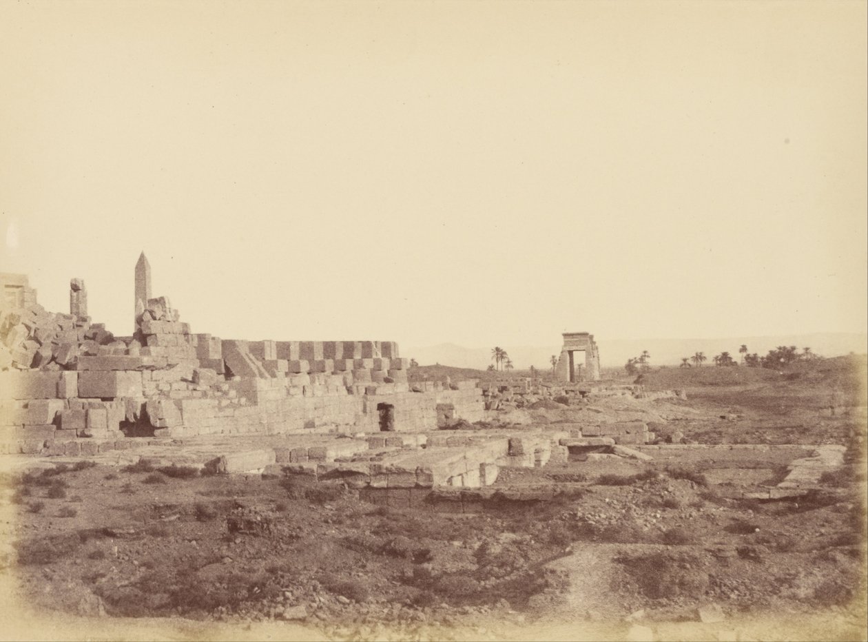 Visão geral de Karnak, incluindo a caminhada coberta de Tothmes III de Théodule Devéria