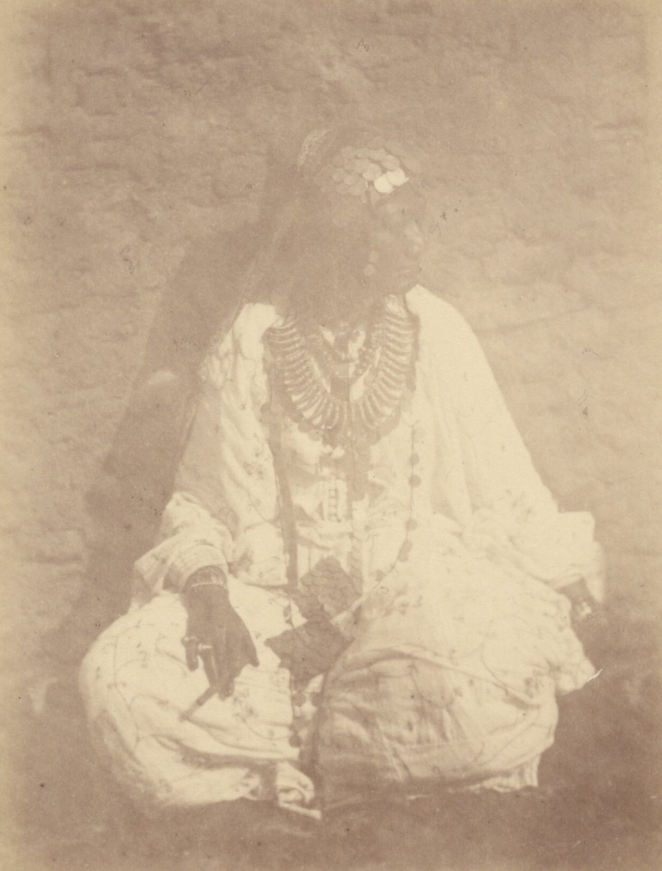 [Retrato de uma mulher norte-africana sentada contra uma parede]. de Théodule Devéria