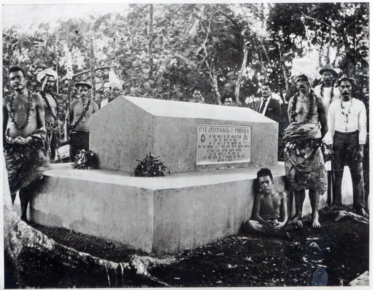 O túmulo de Tusitala, o túmulo de Robert Louis Stevenson em Apia, Samoa de Thomas Andrew