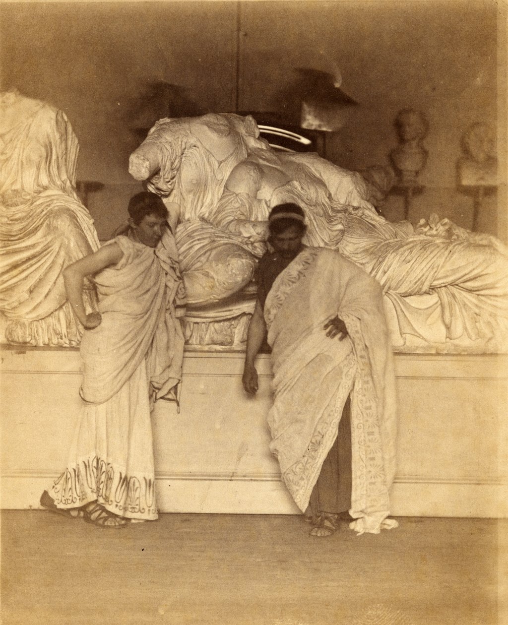 Dois estudantes do sexo masculino em traje grego antes de um molde de gesso dos três destinos dos mármores de Elgin, c.1882-3 (albumen silver print) de Thomas Eakins