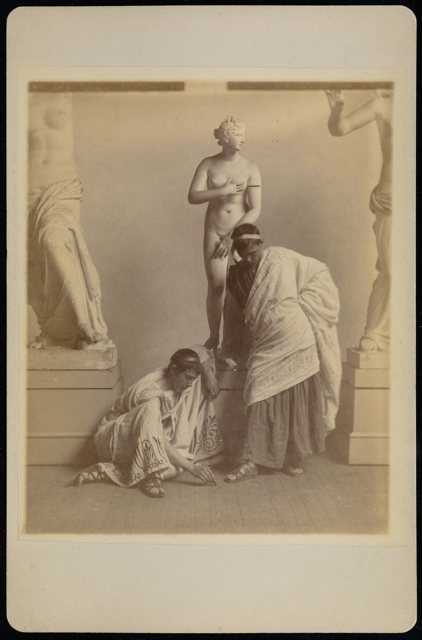 (Dois estudantes do sexo masculino em traje grego antes de um molde de gesso de Afrodite no quarto do ... de Thomas Eakins