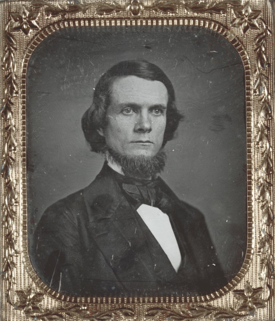 Retrato de Abraham S. Mitchell, proprietário do St. Louis Intelligencer, um jornal de St. Louis. O daguerreótipo está em seu caso original de Thomas M. Easterly