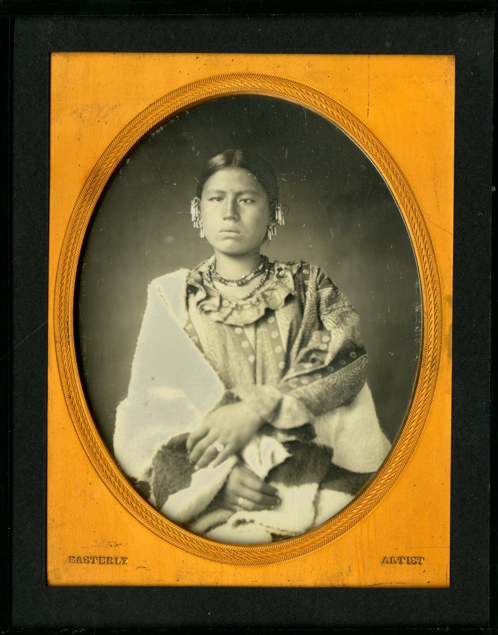 Retrato da esposa de Mahee (faca), Iowa. (Kun-zan-ya). A esposa de Mahee usa um cobertor grosso em volta dela e joias com miçangas. de Thomas M. Easterly