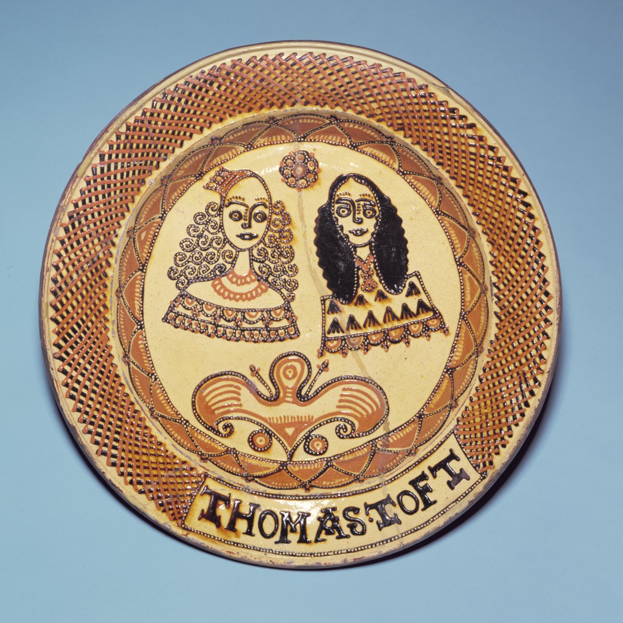 Placa de Staffordshire representando o rei Carlos II (1630-85) e a rainha Catarina de Bragança (1638-1705) (louça de barro) de Thomas Toft