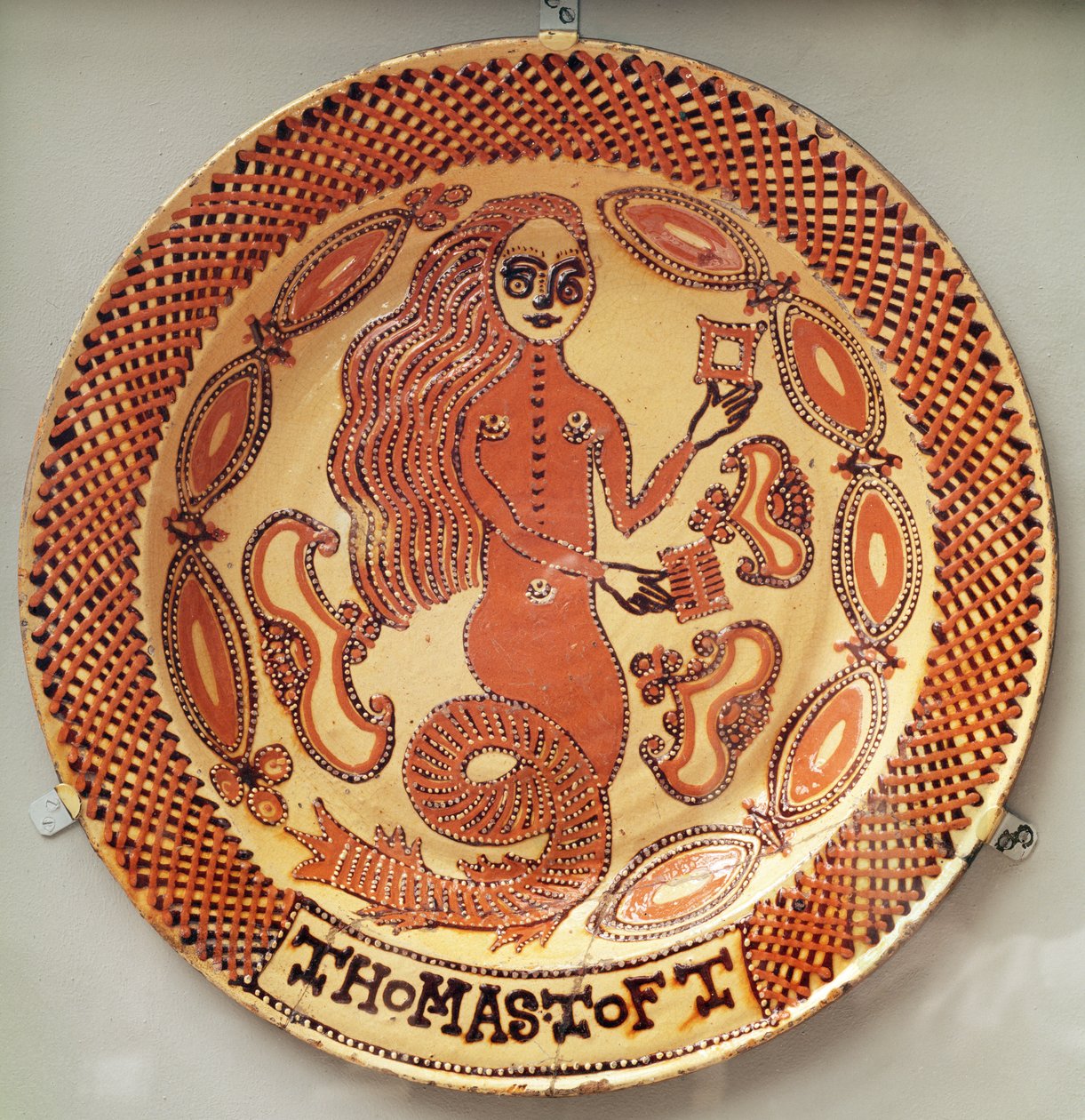 The Mermaid Dish, Staffordshire, c.1670-89 (louça de barro vidrada com chumbo) de Thomas Toft