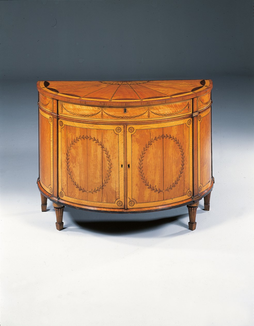 Cômoda demi-luna de marchetaria George III, c.1760-79 (satinwood, amaranto e tulipwood) de Thomas (attr.to) Chippendale