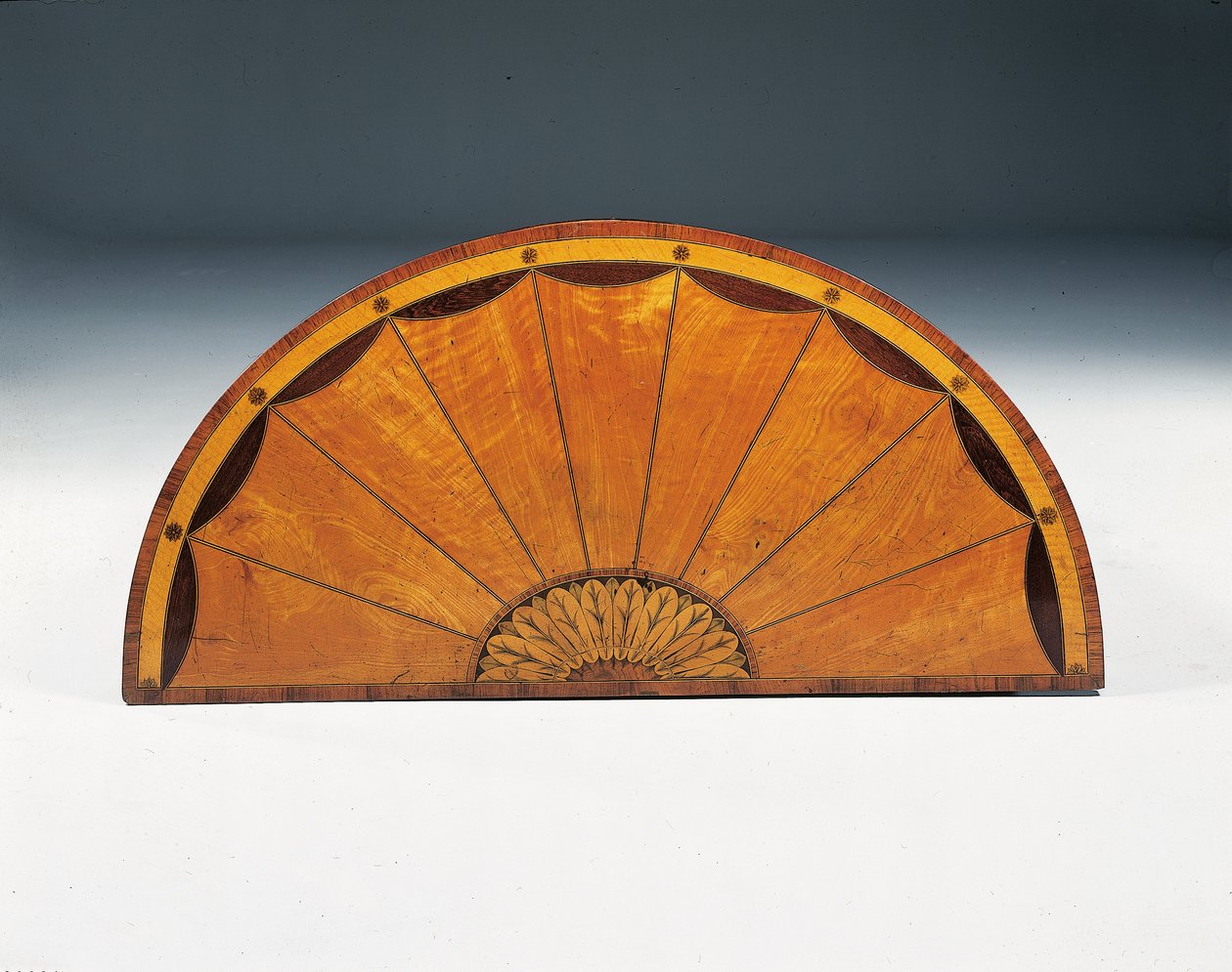 Cômoda demi-luna de marchetaria George III, c.1760-79 (satinwood, amaranto e tulipwood) de Thomas (attr.to) Chippendale