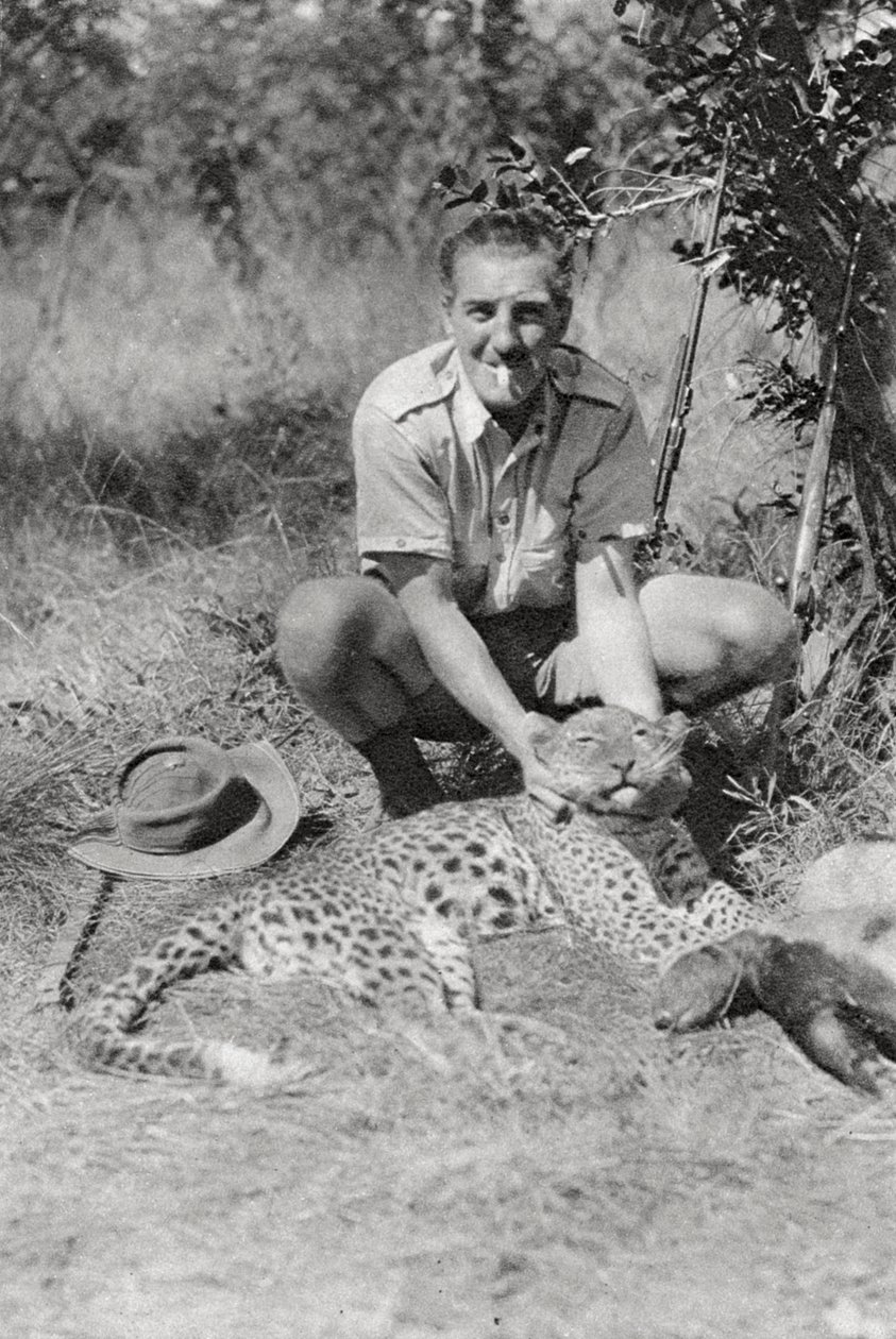 Tribunal de Chaplin trata leopardo, de Abercorn a Tukuyu, Tanganica, 1925 1927 de Thomas A. Glover