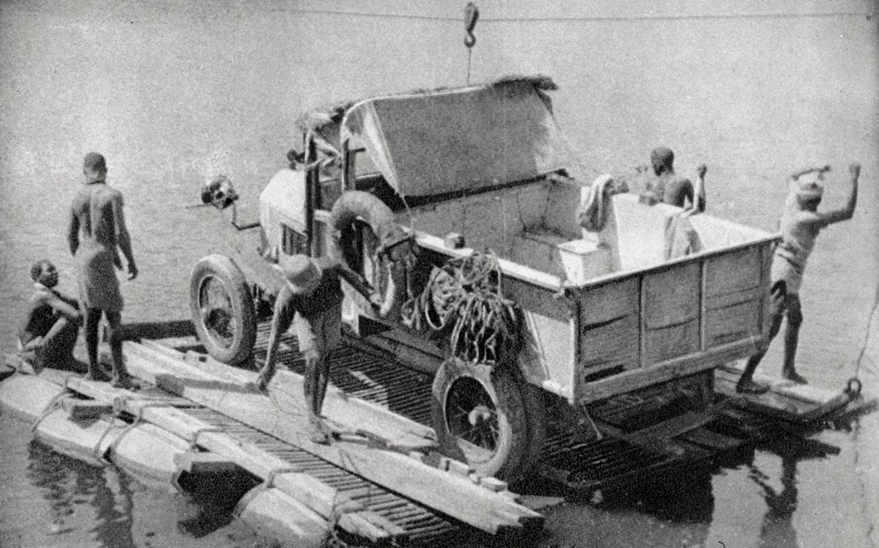Cruzando o rio Chambesi em um pontão quebrado, Rodésia do Norte, 1925 1927 de Thomas A. Glover