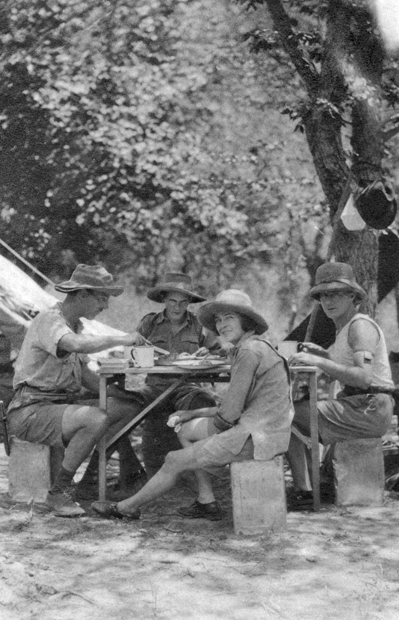 Hora da refeição, Livingstone para Broken Hill, Rodésia do Norte, 1925 1927. de Thomas A. Glover
