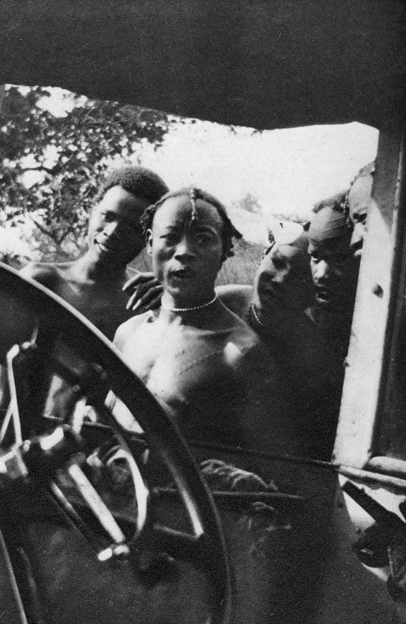 Homens nativos vendo uma mulher branca pela primeira vez, Mongalla a Terrakekka, Sudão, 1925 1927 de Thomas A. Glover
