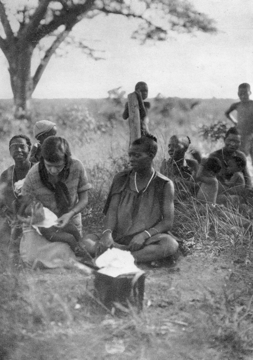Stella Court Treatt cuidando de um bebê doente, Bulawayo, para Dett, Rodésia do Sul, c1924-c1925 1927 de Thomas A. Glover