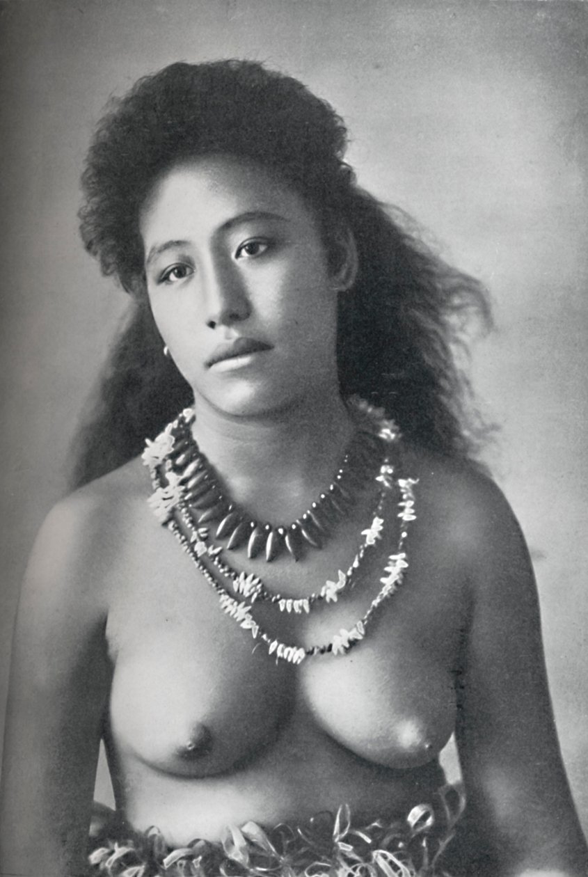 Uma beldade samoana, usando colares de dentes e conchas, 1902 de Thomas Andrew