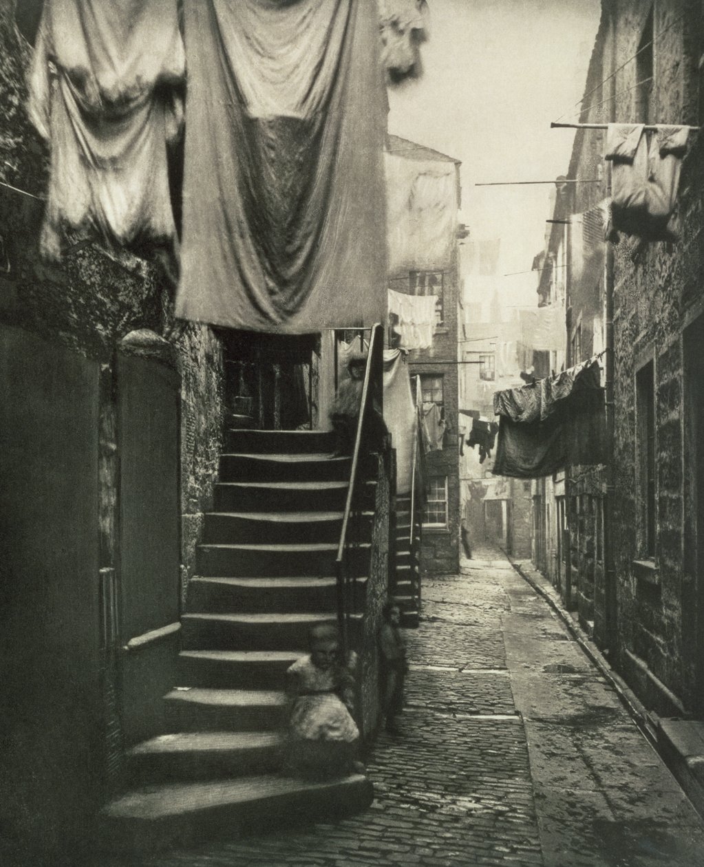 Fechar no. 193, 17-27 High Street, Glasgow, de "Old Closes and Streets", 1868 de Thomas Annan