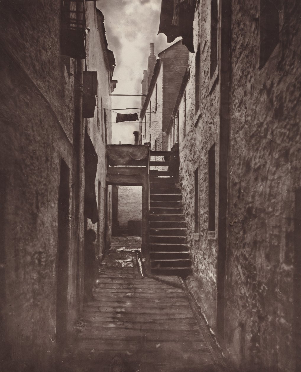 Placa 32: Close, No. 128 Saltmarket, 1868-1871, impresso em 1877. de Thomas Annan