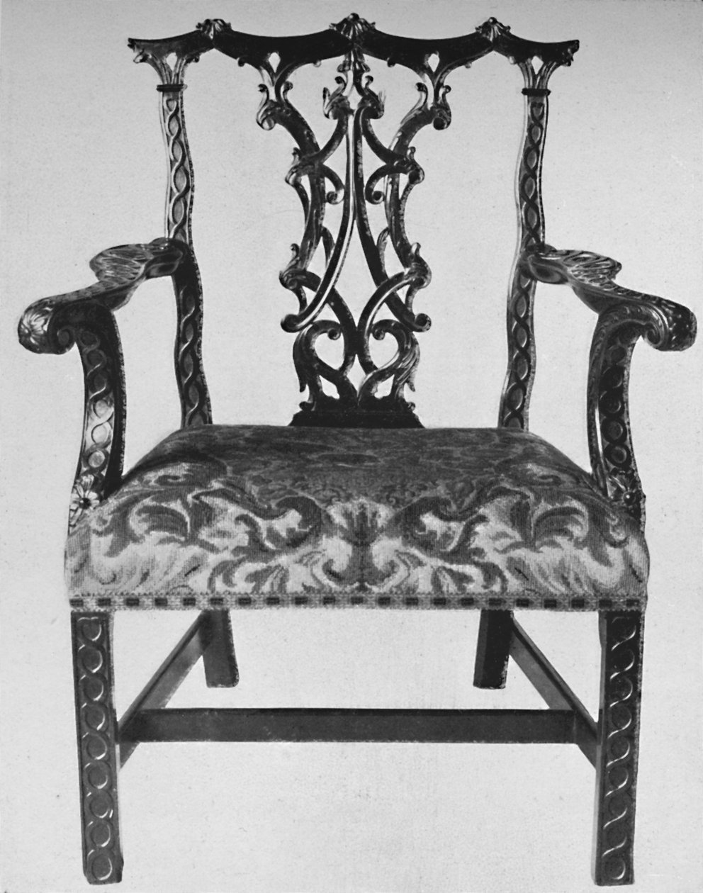 Cadeira cotovelo chinesa Chippendale com assento em bordado contemporâneo, meados do século XVIII, 1928 de Thomas Chippendale