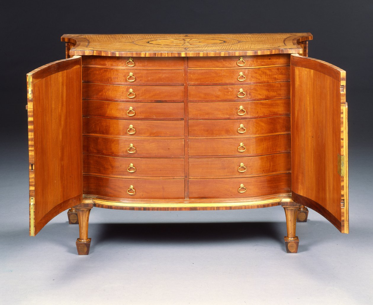 Um de um par de mercadorias George III (harewood & kingwood) de Thomas Chippendale