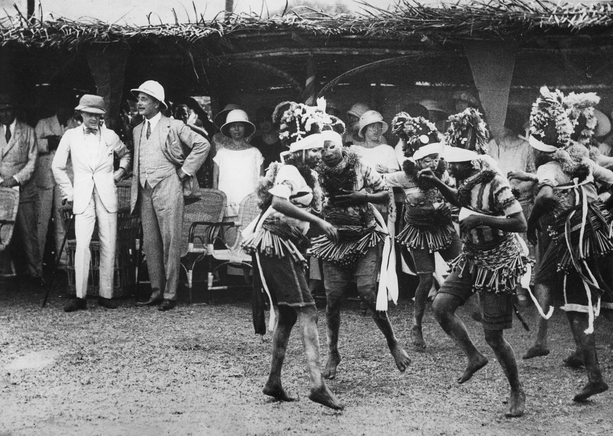 Meninas da tribo bundu dançando diante do príncipe, Freetown, Serra Leoa, 1925 de Thomas E. and Horace Grant Grant