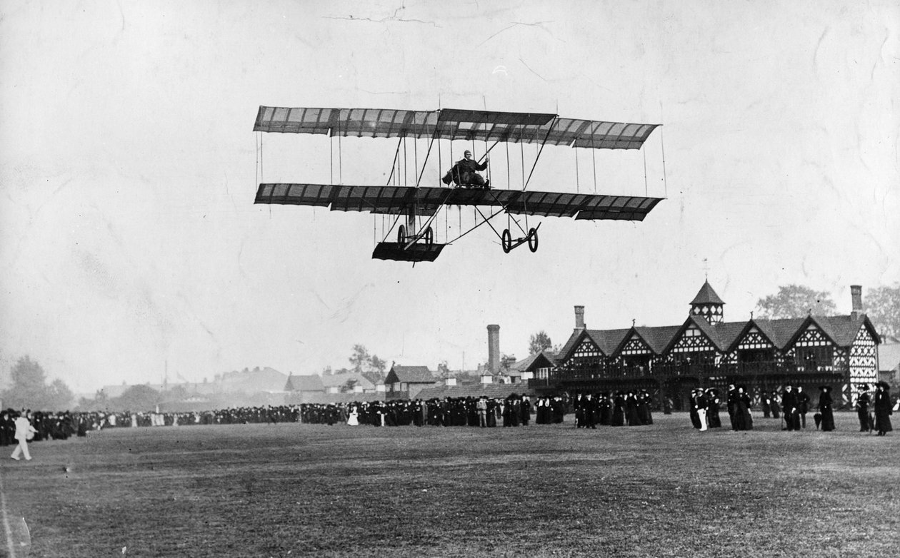 Grahame White voando sua máquina do Ranelagh Club, no mesmo ano do vôo de Manchester, 1910 de Thomas E. and Horace Grant Grant