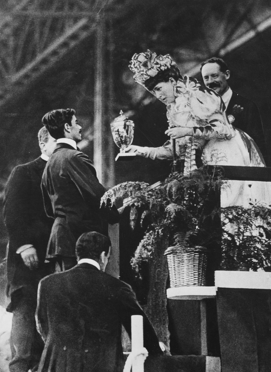 A rainha Alexandra entrega uma taça especial a Dorando para comemorar seu grande esforço para vencer a maratona olímpica em julho de 1908 de Thomas E. and Horace Grant Grant