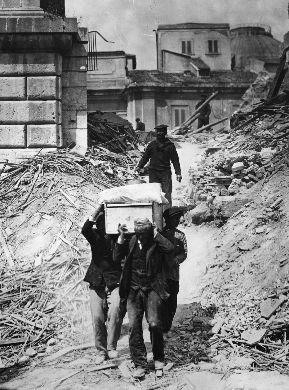 Recuperando corpos quatro meses após o terremoto em Messina, 1909 de Thomas E. and Horace Grant Grant