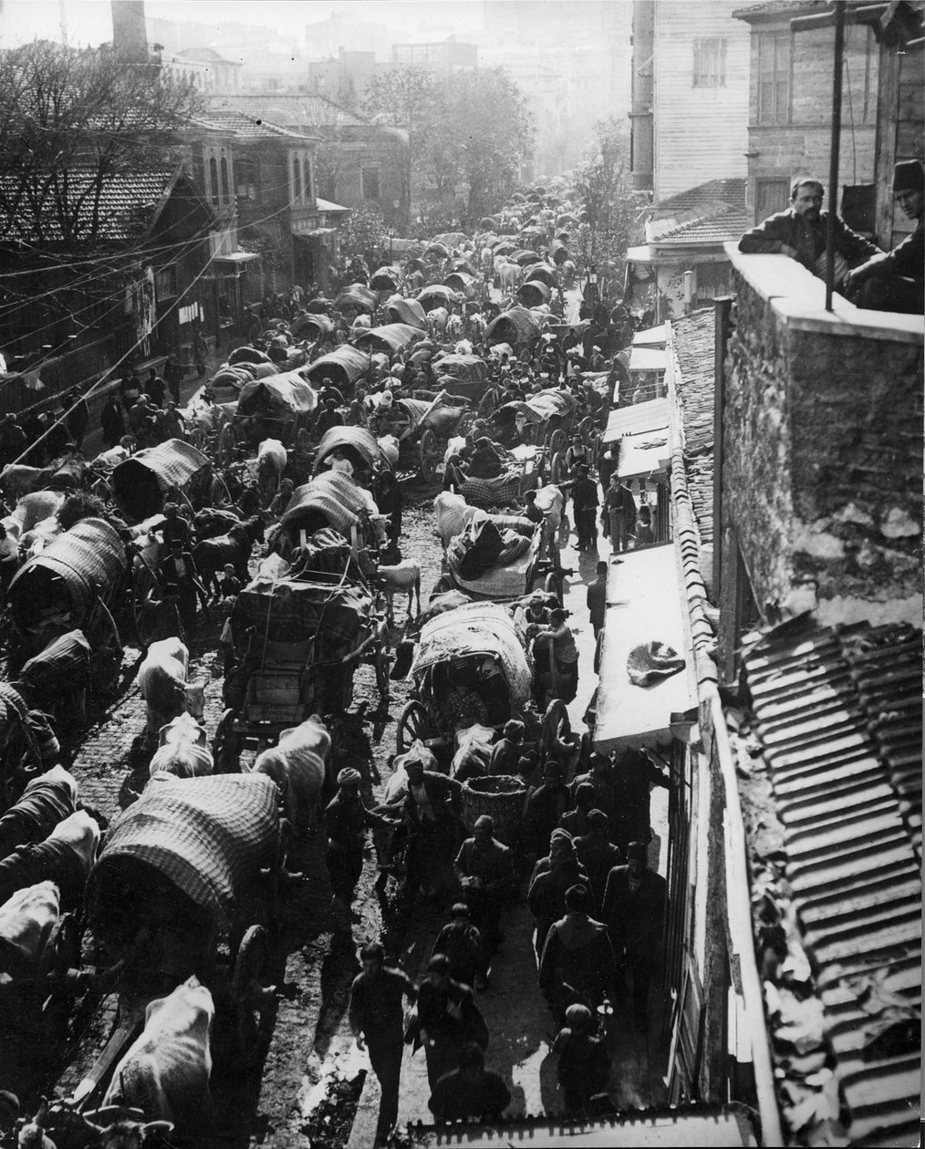 Refugiados chegam a Constantinopla, esperando por um navio para a Ásia durante a Revolução Turca, 1909 de Thomas E. and Horace Grant Grant