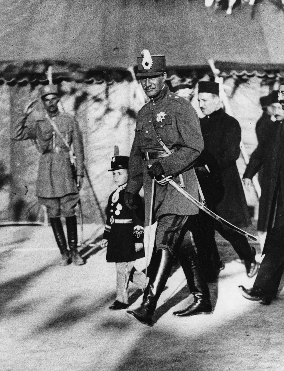 Xá Pahlavi da Pérsia com seu filho o príncipe herdeiro, abril de 1926 de Thomas E. and Horace Grant Grant