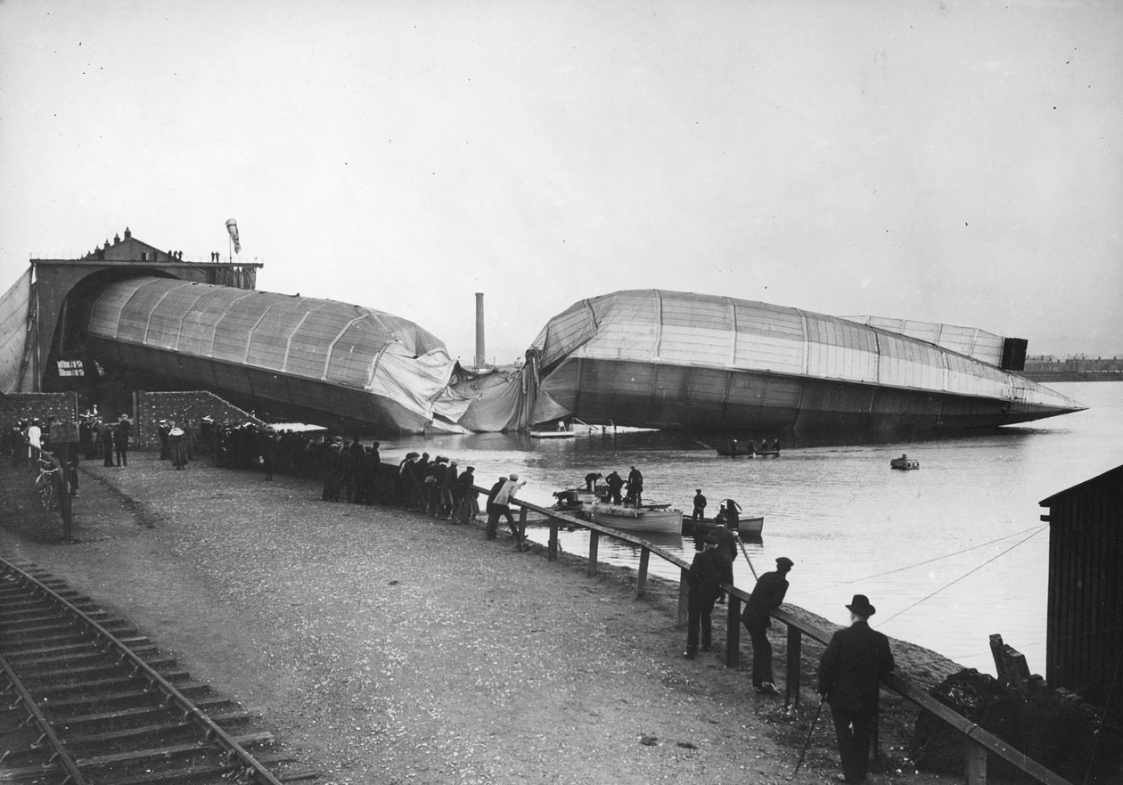 Destruição do maior dirigível da Grã-Bretanha, The Mayfly, em Barrow, 1911 de Thomas E. and Horace Grant Grant