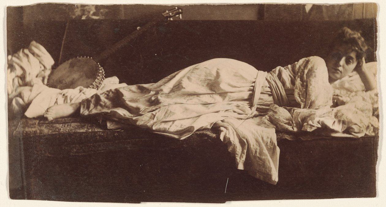 [Blanche Gilroy em traje clássico, reclinada com um banjo] de Thomas Eakins