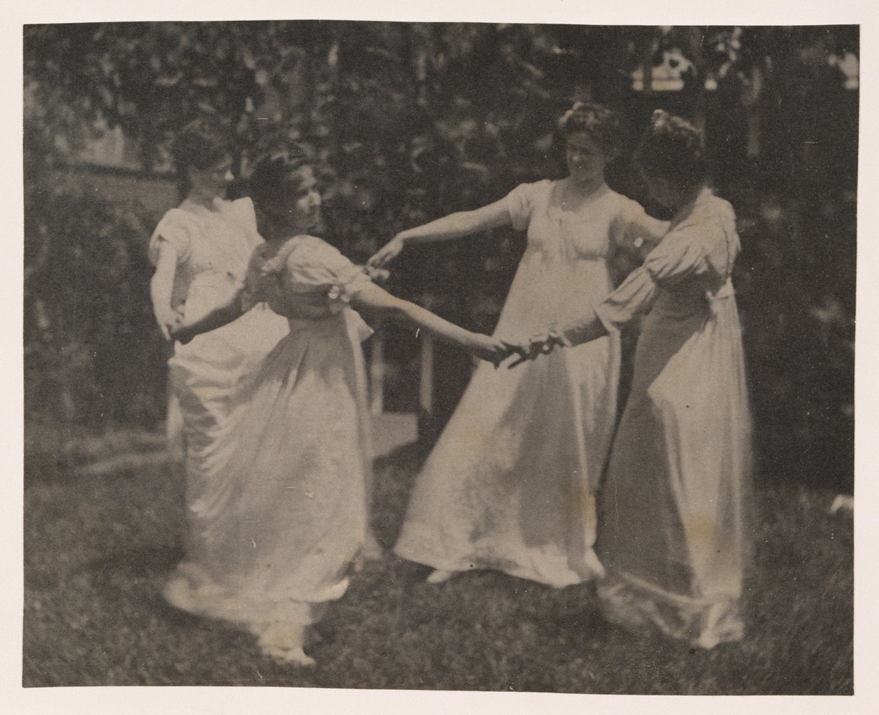 Susan Hannah Macdowell, uma rapariga não identificada, Elizabeth Macdowell e, possivelmente, Mary Macdowell na Casa Macdowell de Thomas Eakins