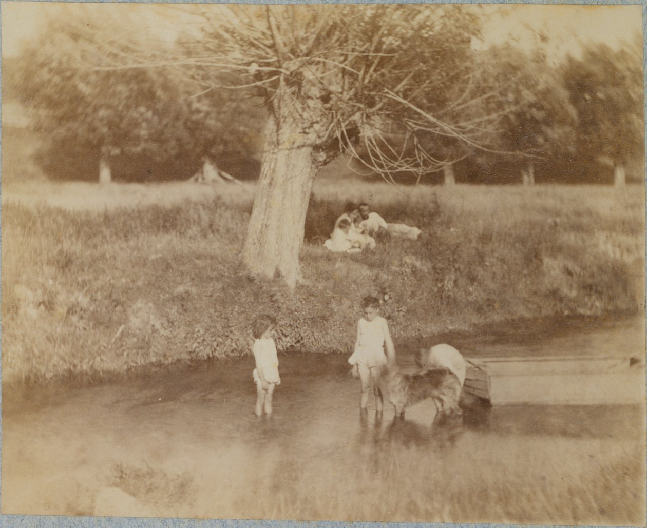Três crianças e um cão a brincar no ribeiro, 4 de julho de 1883 de Thomas Eakins