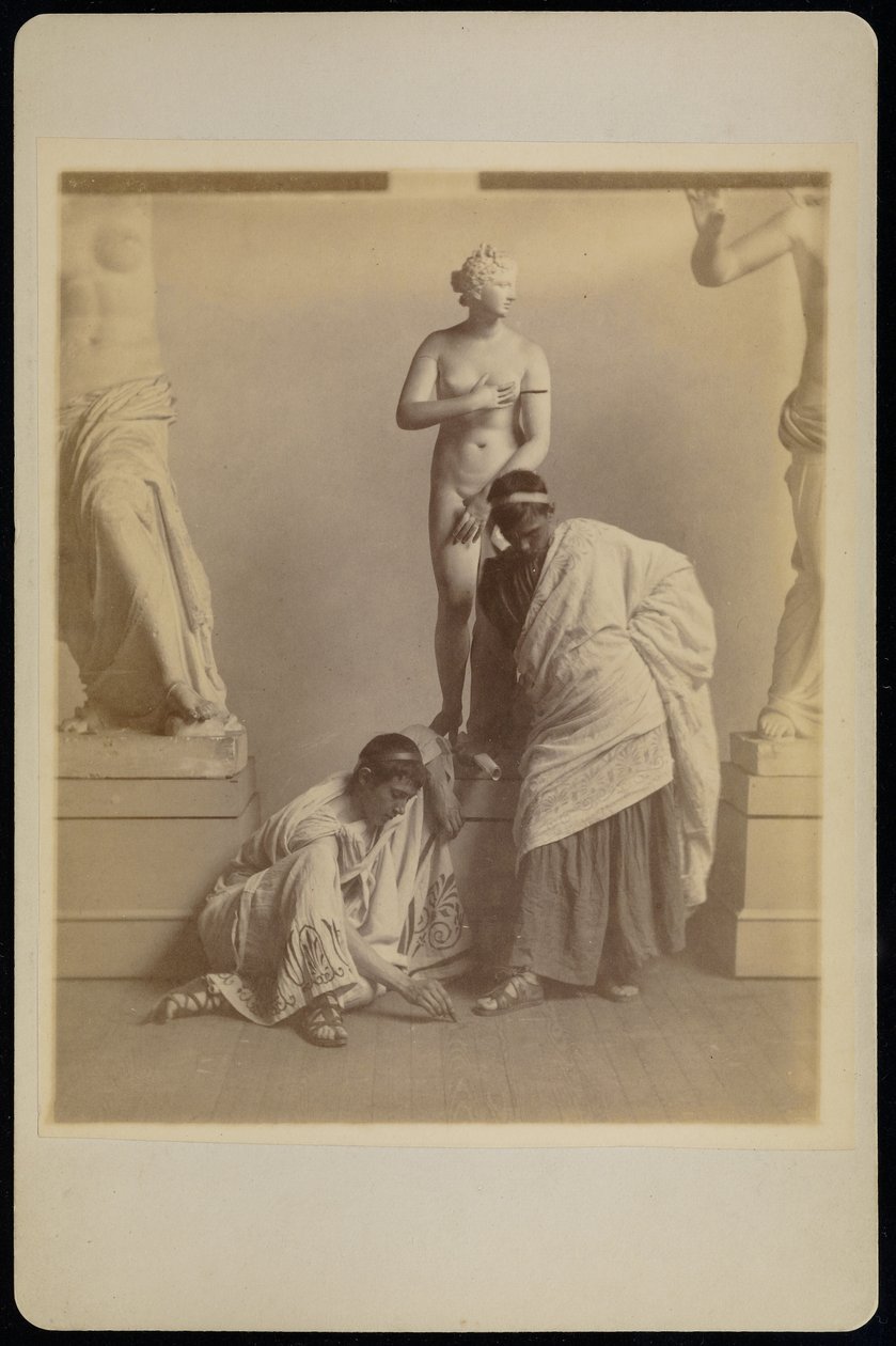 [Dois estudantes do sexo masculino em traje grego diante de um molde de gesso de Afrodite na sala de gesso da Academia da Pensilvânia] de Thomas Eakins