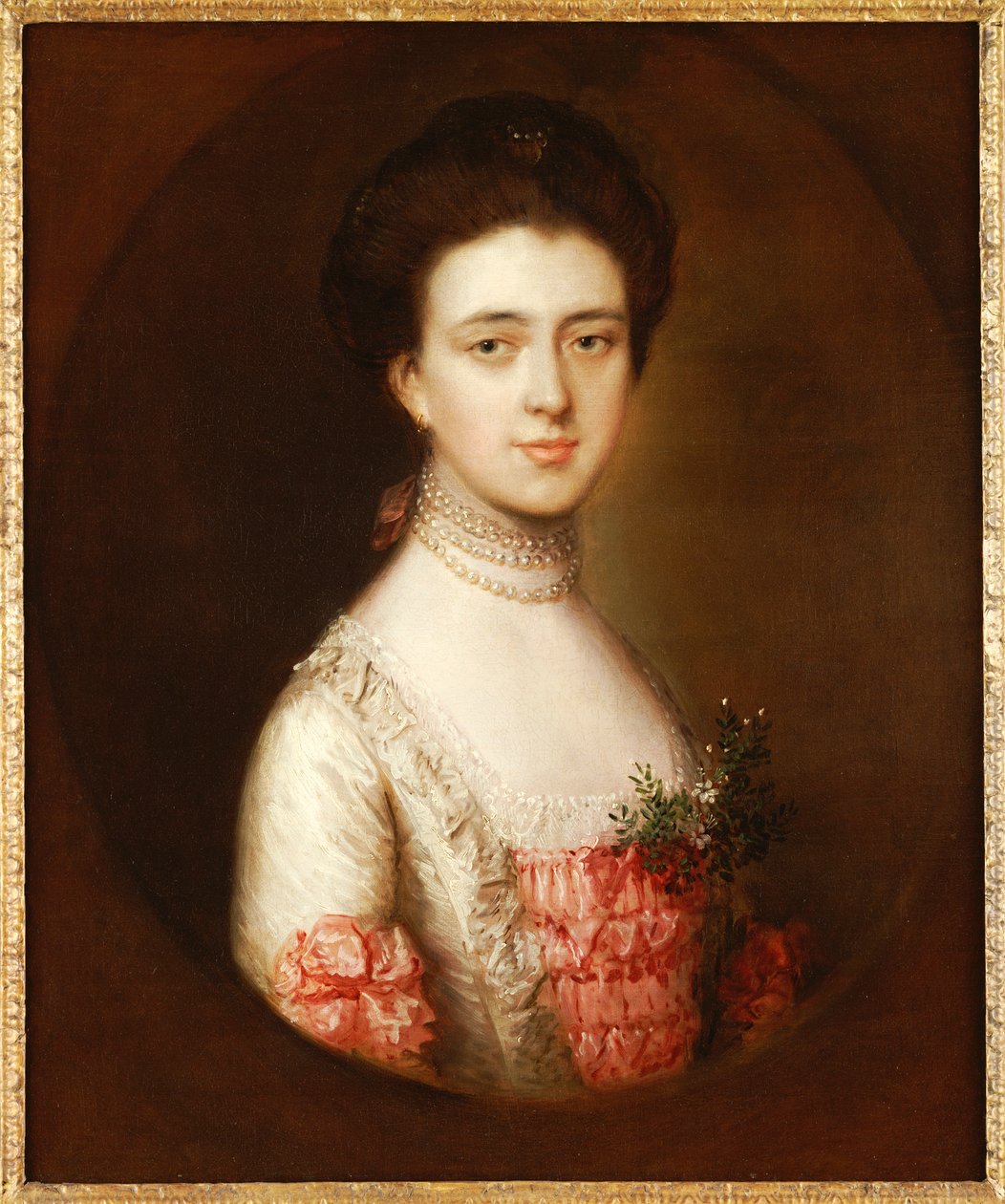 Retrato de uma senhora, comprimento do busto, em um vestido rosa e branco enfeitado com laço e um colar de pérolas de Thomas Gainsborough