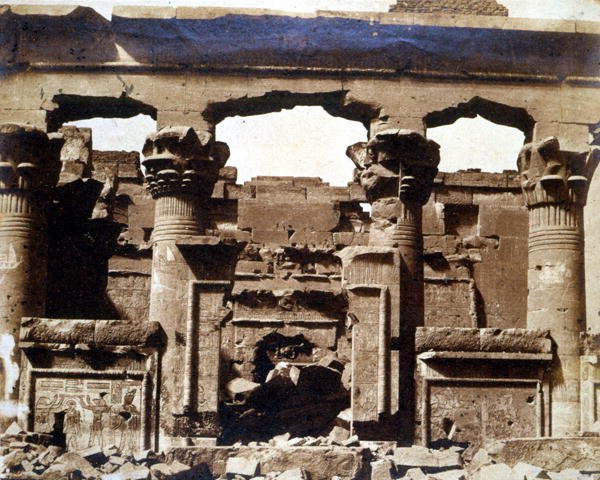 Pórtico do Templo de Kalabsha, do álbum "Antigo Egipto em 1855 e 1856" (albumenised sal print) de Thomas H.G. Fermor