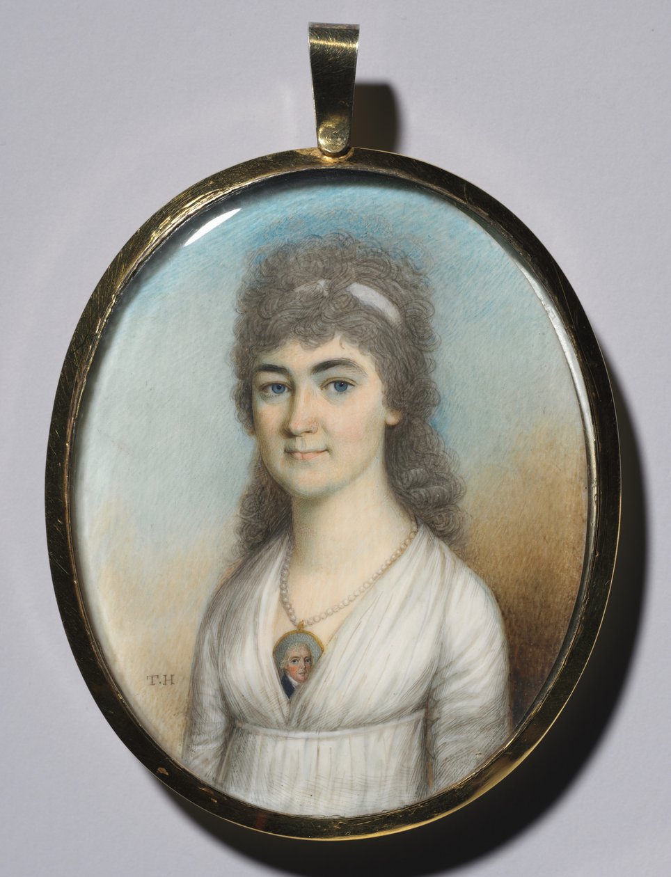 Retrato de uma mulher vestindo uma miniatura, c. 1780 de Thomas Hazlehurst