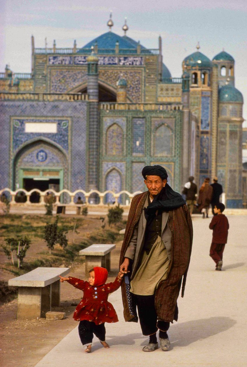 Visitantes da mesquita e mausoléu de Mazar-i-Sharif, Masjid-e-Kabud, também conhecida como Rawze-e-Sharif... de Thomas J. Abercrombie